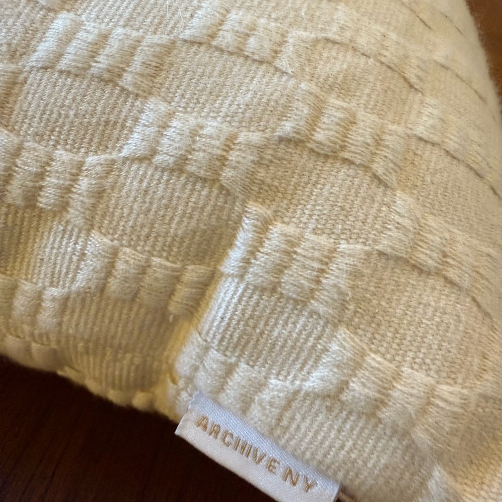 Archive New York Natural White Antigua Pillow - Picture 4 of 10